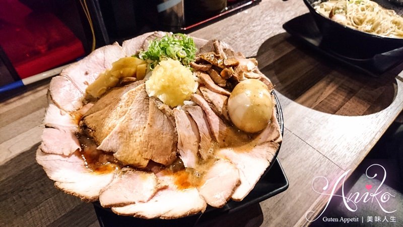 【台北美食】鷹流東京豚骨拉麵-極匠。叉燒肉滿到爆完全看不到麵~超日系厚實豚骨湯頭