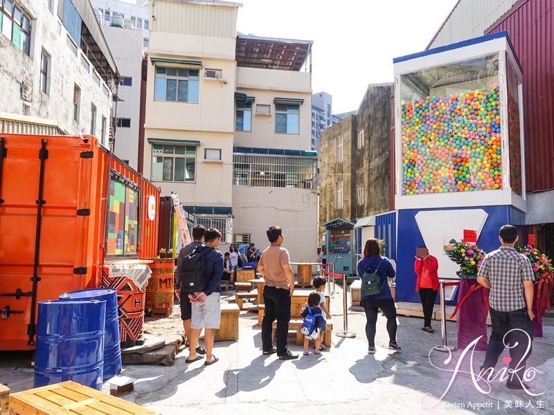 【台南景點】巨型扭蛋機貨櫃市集。巨人國的玩具！今年暑假最夯的台南新景點