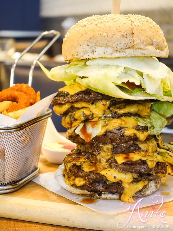 【台北美食】Homies Burger 好美食美式漢堡。疊好疊滿九大塊手工牛肉排！巨無霸漢堡好划算