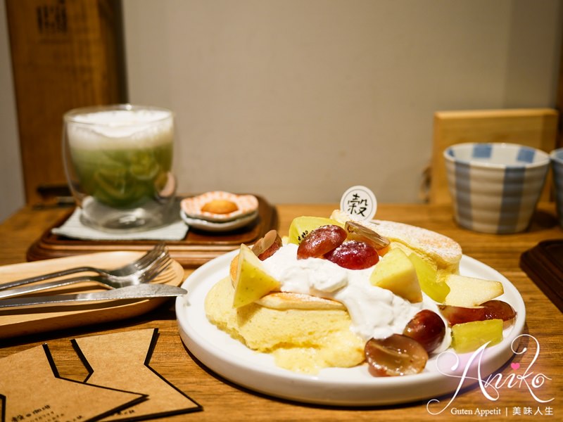 【台北美食】KoKu café 榖珈琲。療癒系甜點！彷彿雲朵般入口即化的膨厚舒芙蕾鬆餅