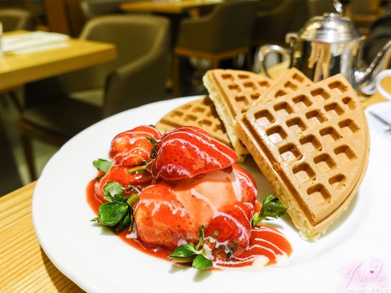 【台北美食】Jumane Cafe’ 佐曼咖啡館。草莓季夢幻逸品！厚實系大份量草莓鬆餅～一人根本吃不完