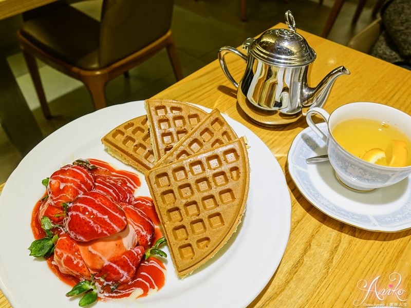 【台北美食】Jumane Cafe' 佐曼咖啡館。草莓季夢幻逸品！厚實系大份量草莓鬆餅～一人根本吃不完