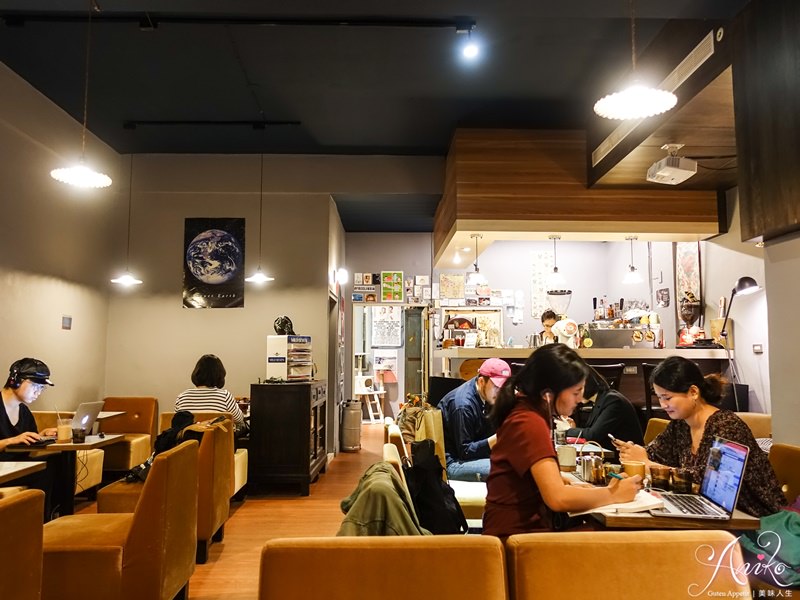 【台北美食】黑露咖啡館。日式復古風！中山站巷弄人氣咖啡館~營業到半夜12點