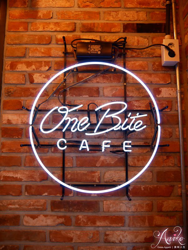 【韓國首爾美食】One Bite Cafe。弘大美食推薦！超美獨棟庭園式咖啡廳～餐點美味環境美