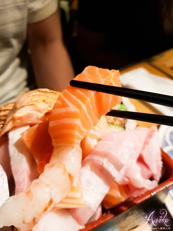 【台北美食】金魚日本料理。CP值高到嚇掉你下巴～浮誇系巨無霸厚切生魚片散壽司！
