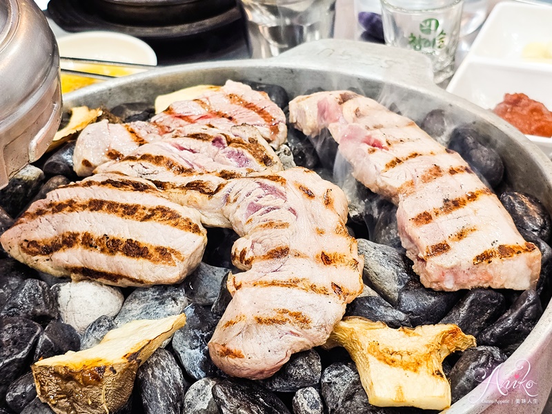 【韓國首爾美食】小豬存錢筒。弘大超人氣排隊石頭烤肉！食尚玩家採訪~平價肉質好，小資族最愛