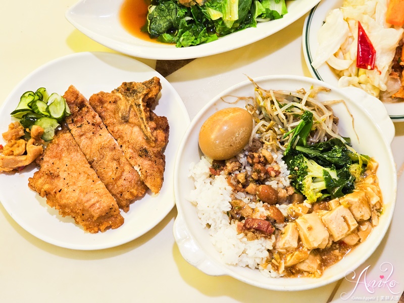 【台北美食】東一排骨總店。西門町54年老字號排骨飯！復古夜總會裡吃古早味排骨飯