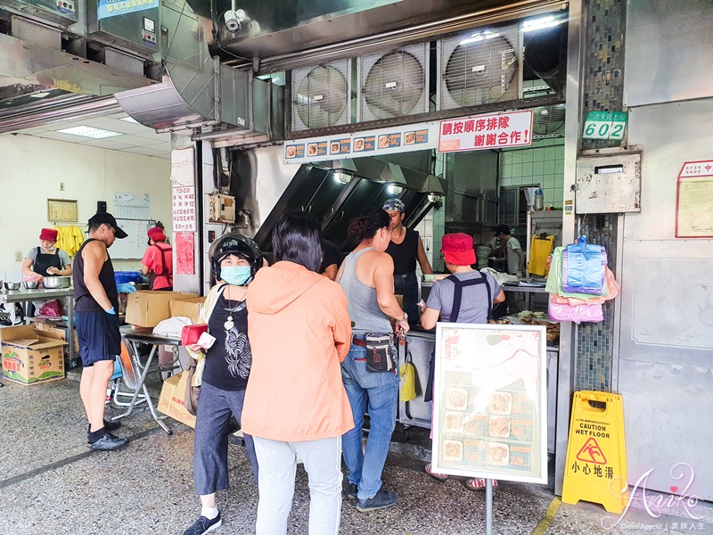 【台北美食】南港老張燒餅店。台北30多年胡椒餅老店！老麵手工製作，一出爐就秒殺