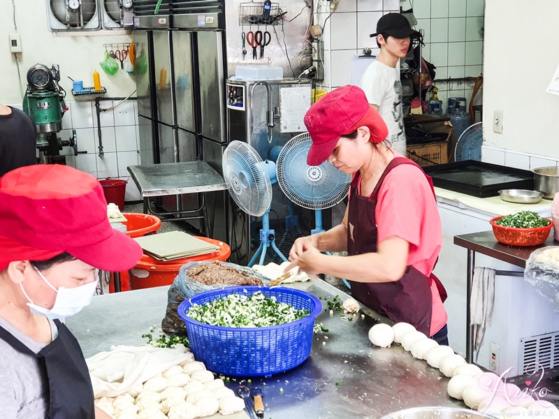 【台北美食】南港老張燒餅店。台北30多年胡椒餅老店！老麵手工製作，一出爐就秒殺