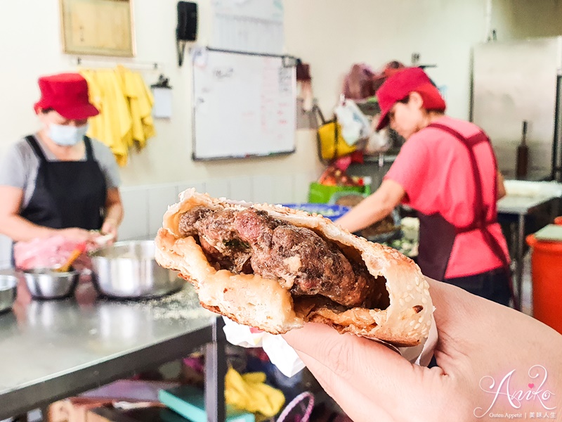 【台北美食】南港老張燒餅店。台北30多年胡椒餅老店！老麵手工製作，一出爐就秒殺