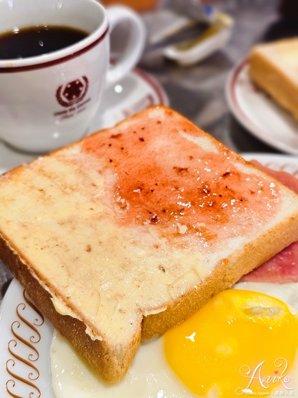 【台北美食】蜂大咖啡。西門町70年老字號咖啡館！招牌早餐130元高CP值~咖啡香醇迷人