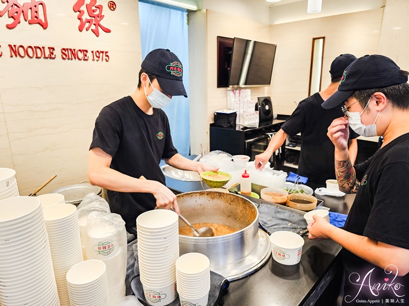 【台北美食】阿宗麵線。飄香50年的西門町傳奇麵線！外國觀光客必吃~站著吃才對味