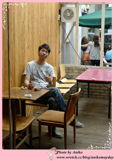 【2012夏❤首爾】5天4夜半自助行。弘大第一站！必吃披著鬆餅皮的麻糬。Cafe SOURCE