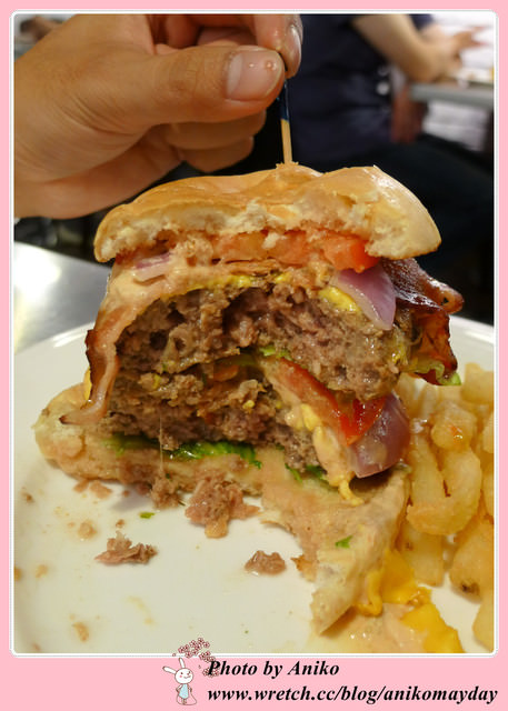 【台北美食】Cozi Burger 可喜漢堡。挑戰你嘴巴大小的極限～經典雙層堡