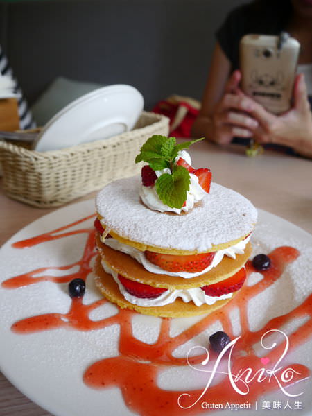 【妮❤吃】桃園夢幻午茶餐廳!! 草莓鮮奶油煎餅塔好吃。HOLIDAY CAFE